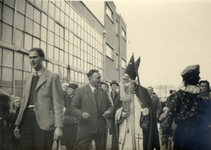 825425 Afbeelding van de aankomst van Sinterklaas bij de Coöperatieve groothandelsvereniging De Handelskamer (HaKa, ...